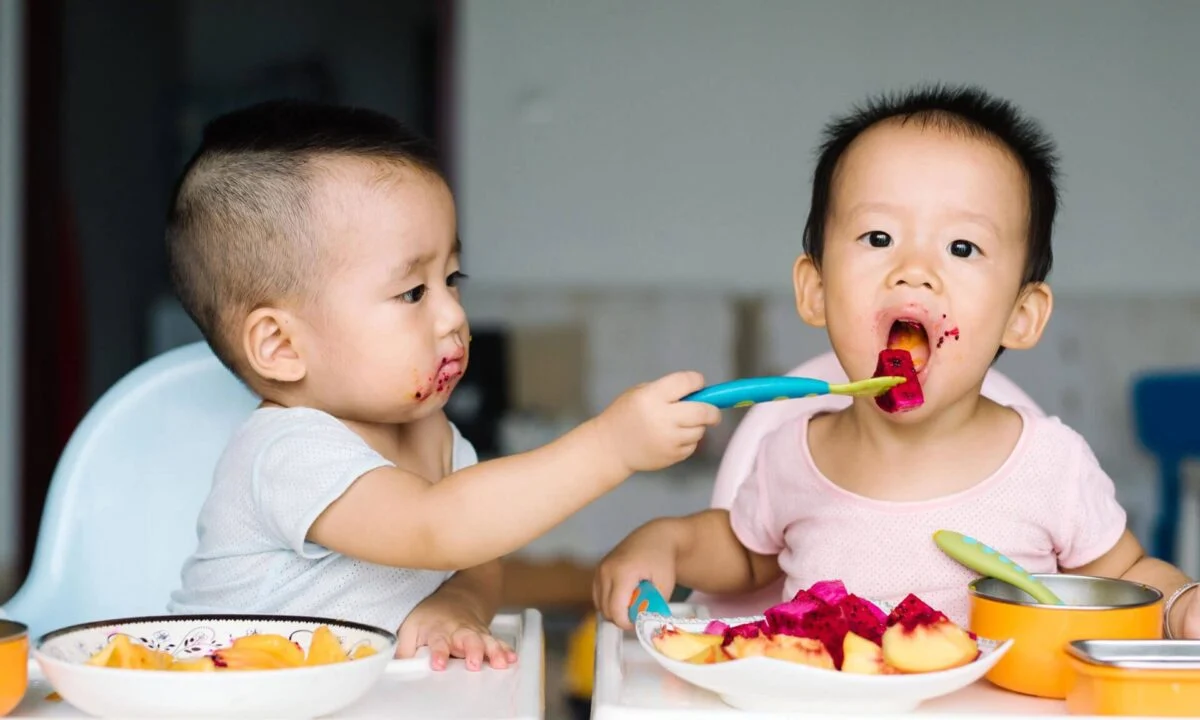 Donner de la nourriture solide aux bébés pourrait être bénéfique pour eux7 nourriture solide bébé