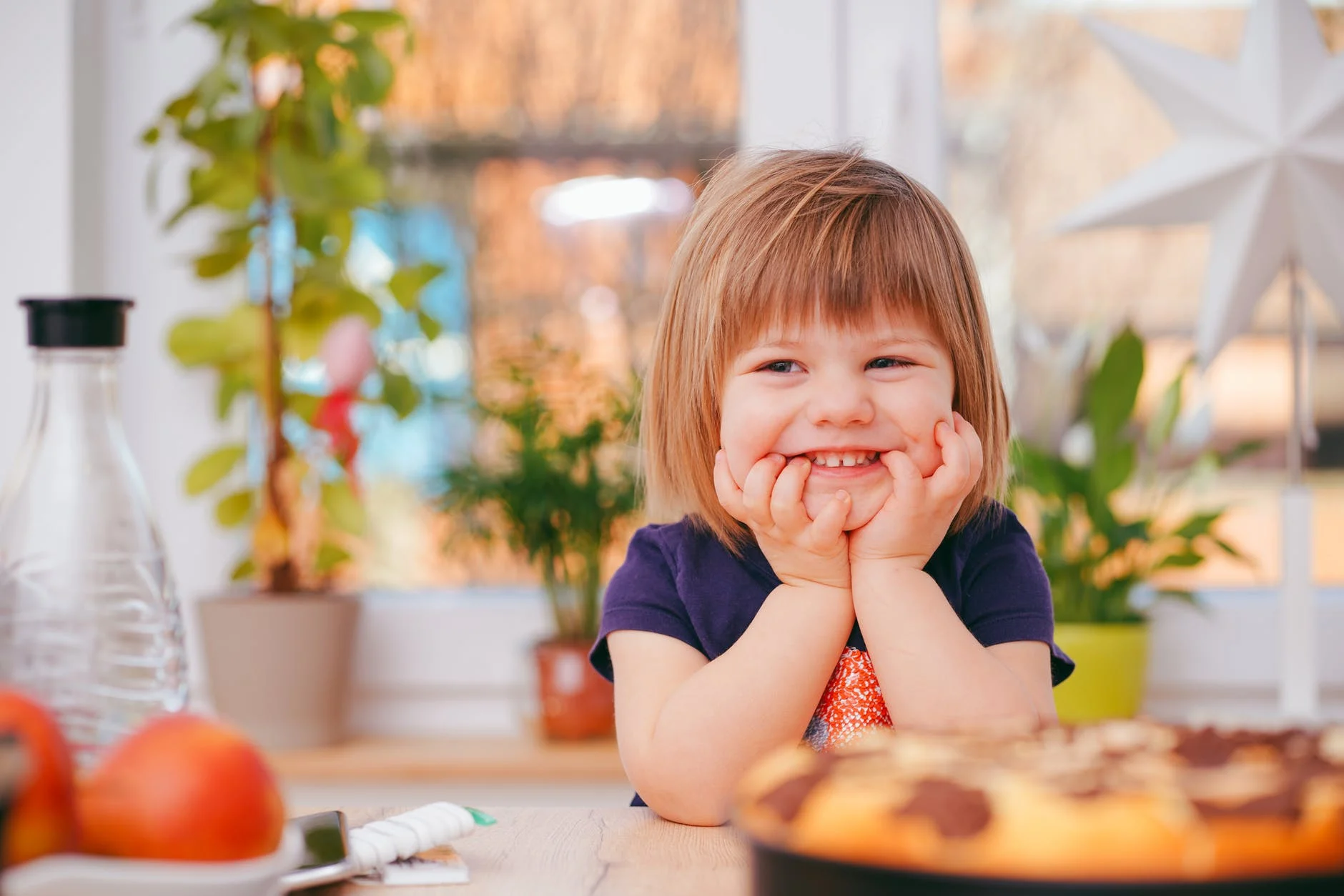 L'enfant est poli avec les autres