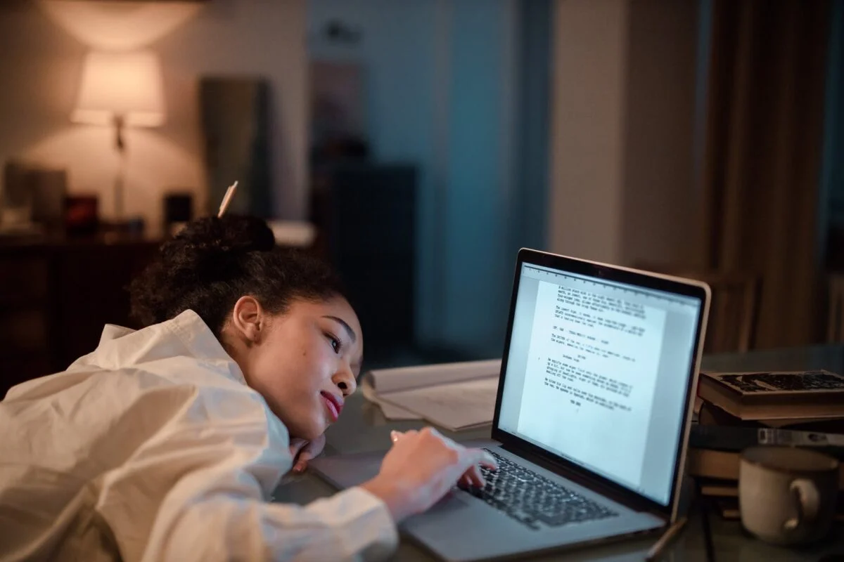Épuisement émotionnel : Ce que c’est et comment le traiter ? Un manque de motivation ,Des troubles du sommeil ,Irritabilité ,Fatigue physique ,Sentiment de désespoir ,Distraction ,Apathie ,Maux de tête ,Changement d'appétit ,Nervosité ,Difficulté à se concentrer ,Colère irrationnelle ,Augmentation du cynisme ou du pessimisme ,Sentiment de crainte ,Dépression