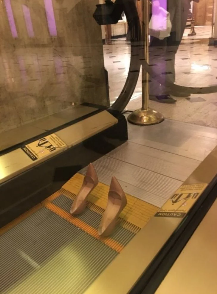 femmes font beaucoup d'efforts pour descendre les escaliers en talons hauts
