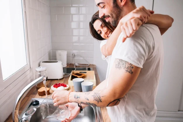 les hommes qui cuisinent et nettoient 