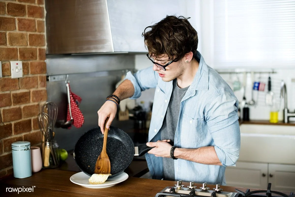 les hommes qui cuisinent et nettoient 