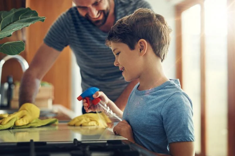 les hommes qui cuisinent et nettoient 