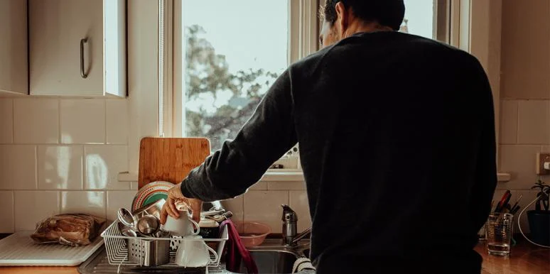 les hommes qui cuisinent et nettoient 