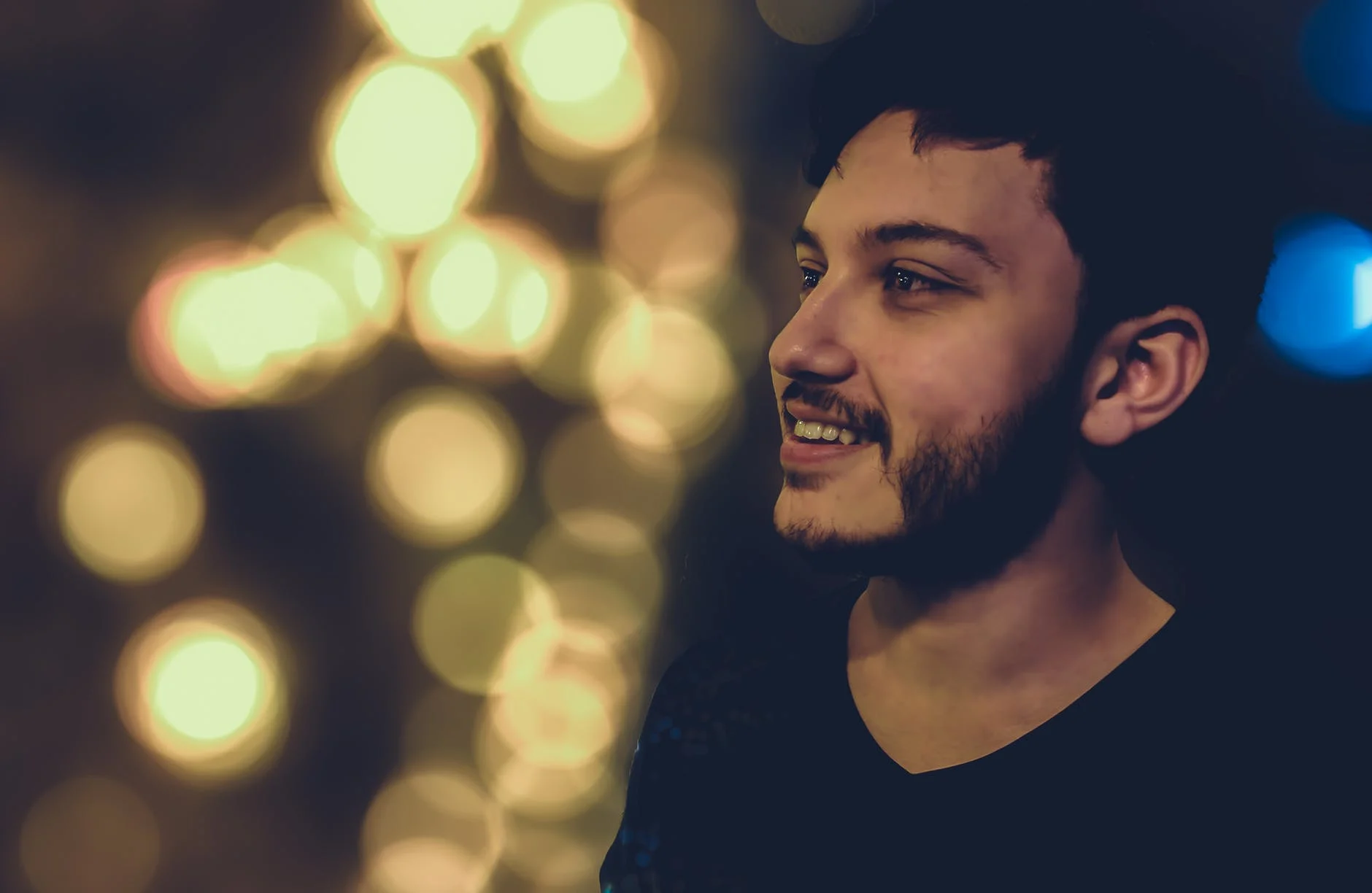 un sourire et une réaction au rire