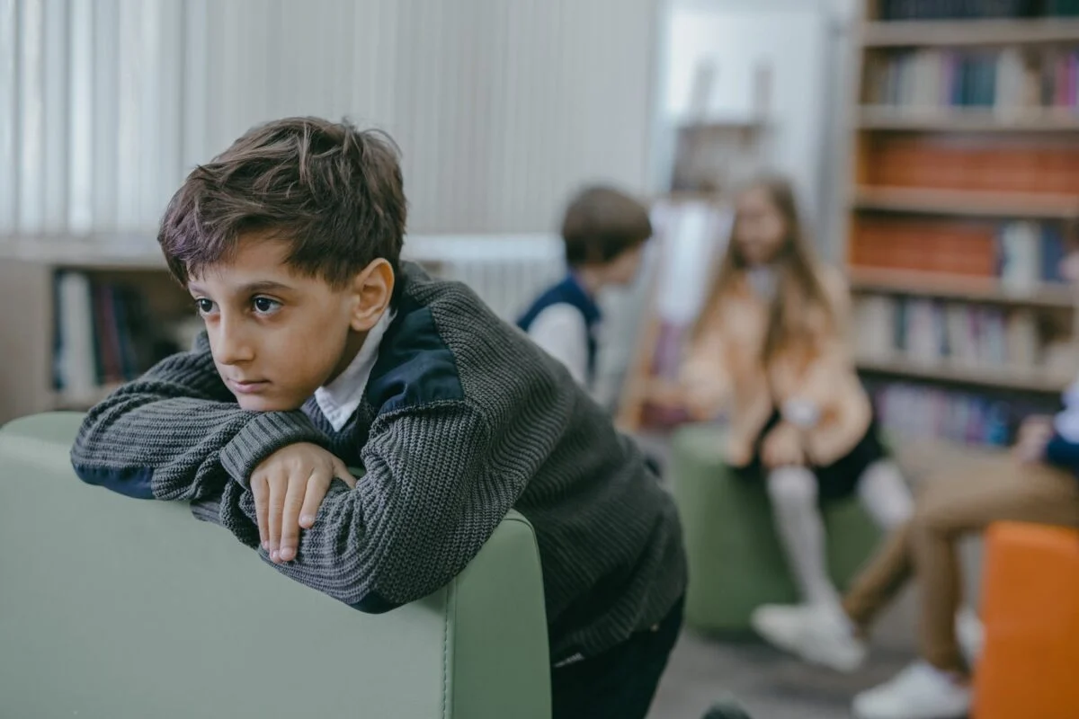 victime d’intimidation garçonComment apprendre à votre enfant à gérer les moqueries sans nuire à son estime de soi ? victime d’intimidation garçon