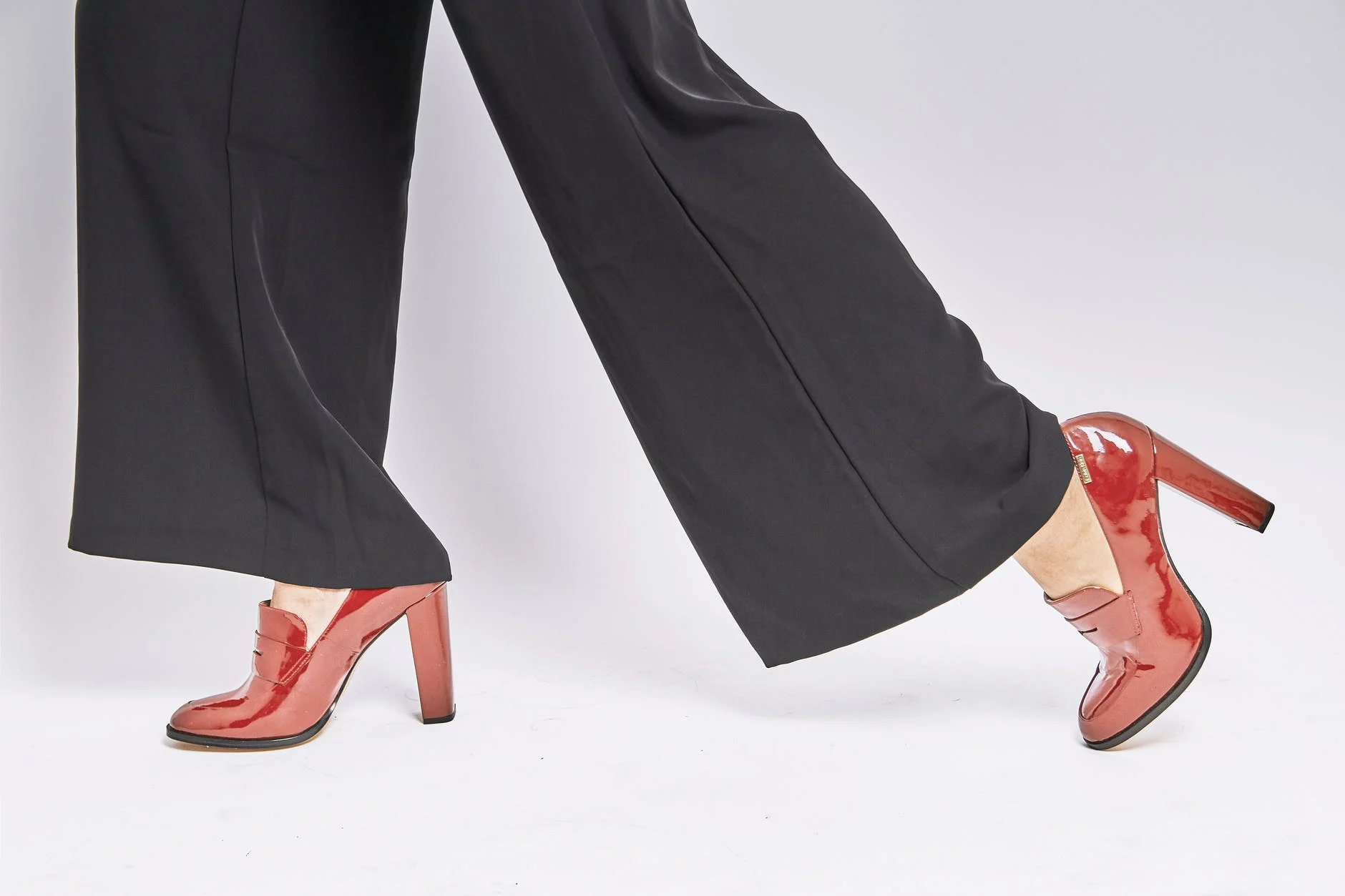Porter des jupes étroites et des chaussures à talons