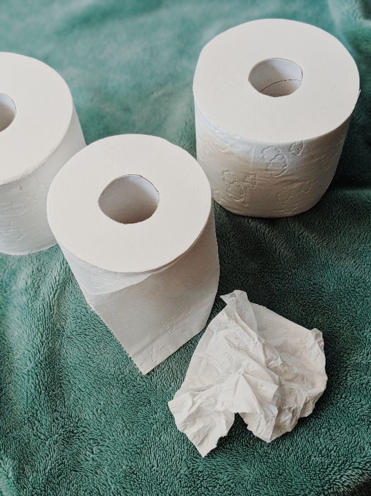 Écrasez vos serviettes en papier pour donner plus de friction au rouleau
