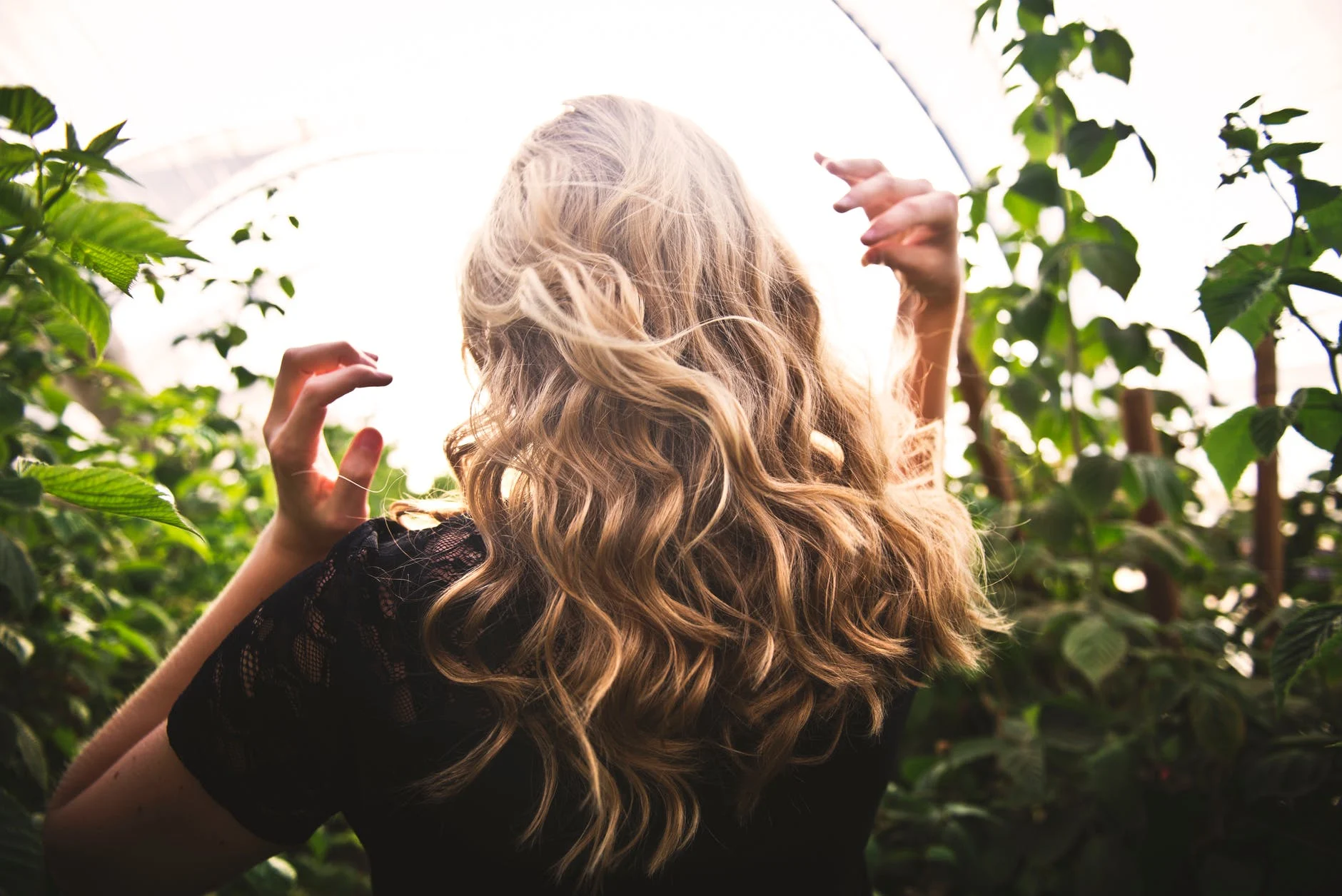 Elle nourrit vos cheveux et favorise leur croissance