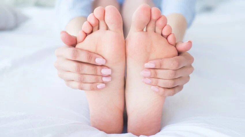 Elle soigne vos pieds fatigués