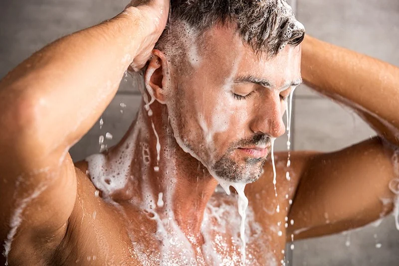 homme prend une douche