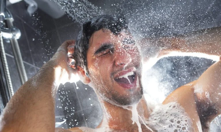 homme prend une douche