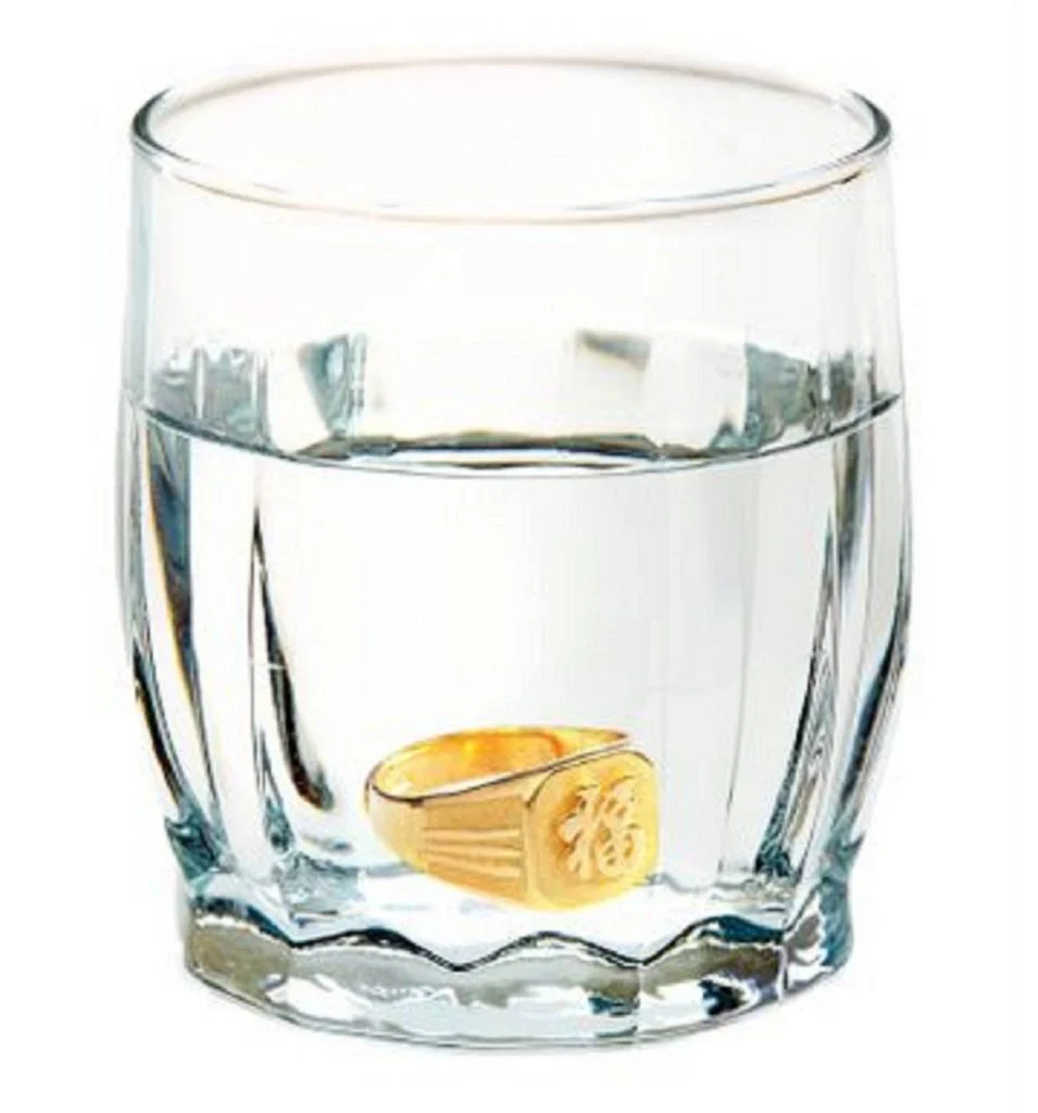 Laissez tomber votre or/diamant dans un verre d'eau