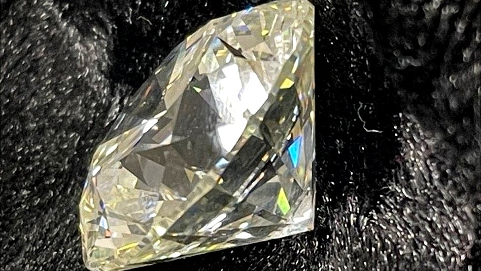 Placez votre diamant/opale sous une lampe UV