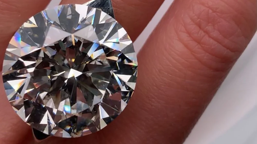 Soufflez une bouffée d'air sur le diamant