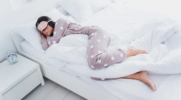  un oreiller entre les jambes