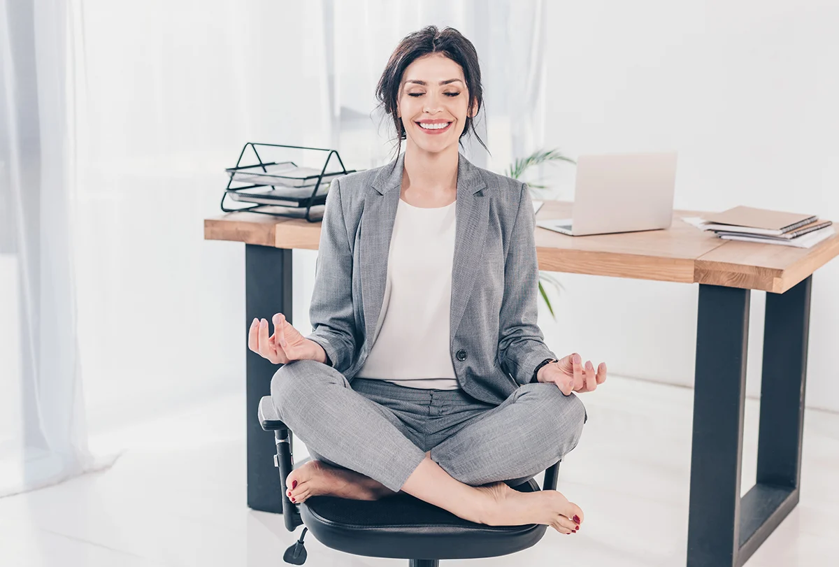 8 conseils pour les personnes qui restent assises toute la journée