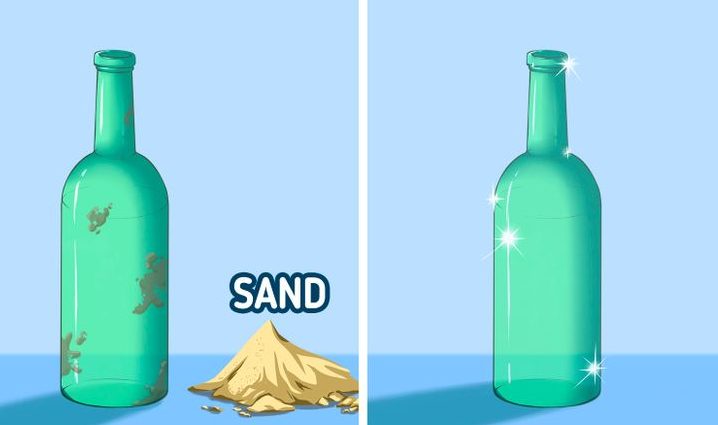 Nettoyez les bouteilles en verre avec du sable et de l'eau