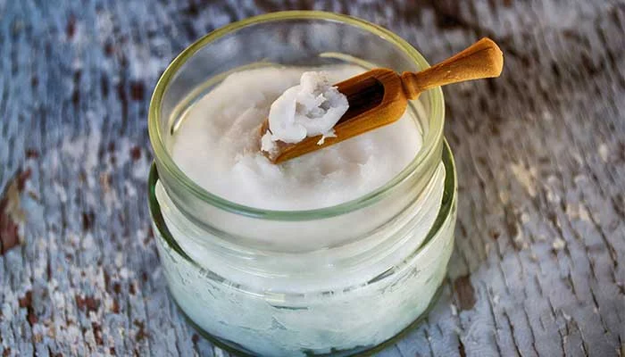 Penser que les produits cosmétiques contenant de l'alcool assèchent la peau