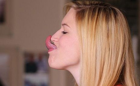 Toucher son nez avec sa langue
