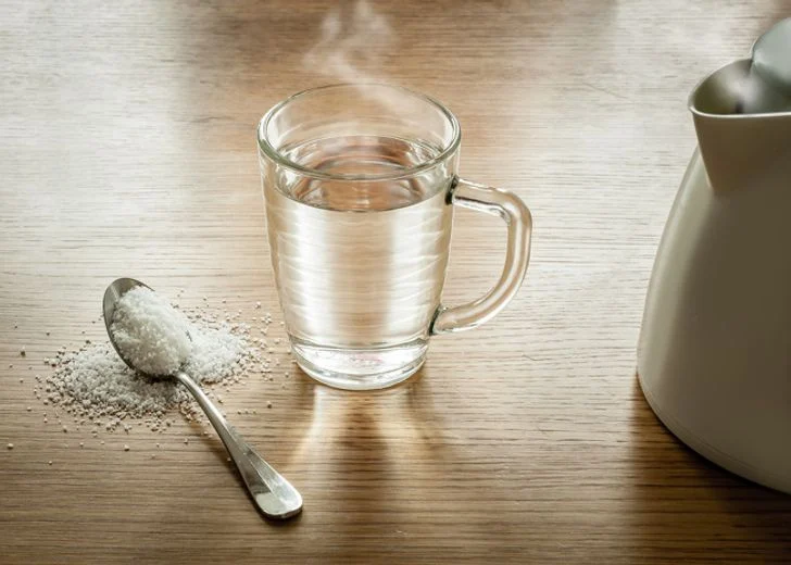 bain de bouche à l'eau salée saignements
