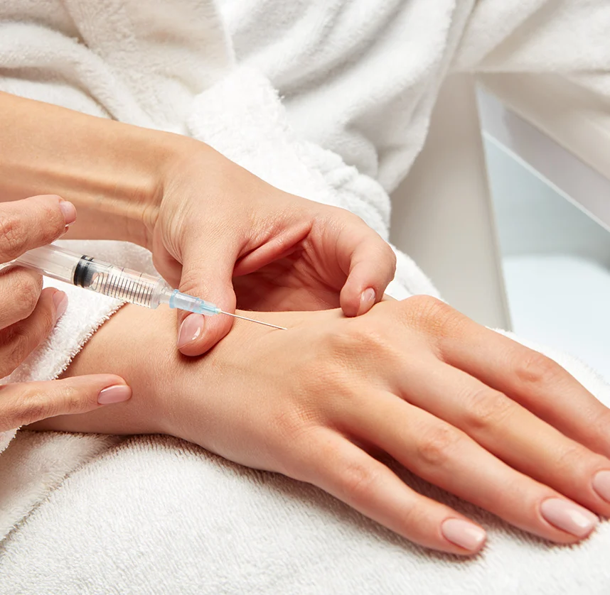 injections synthétiques mains