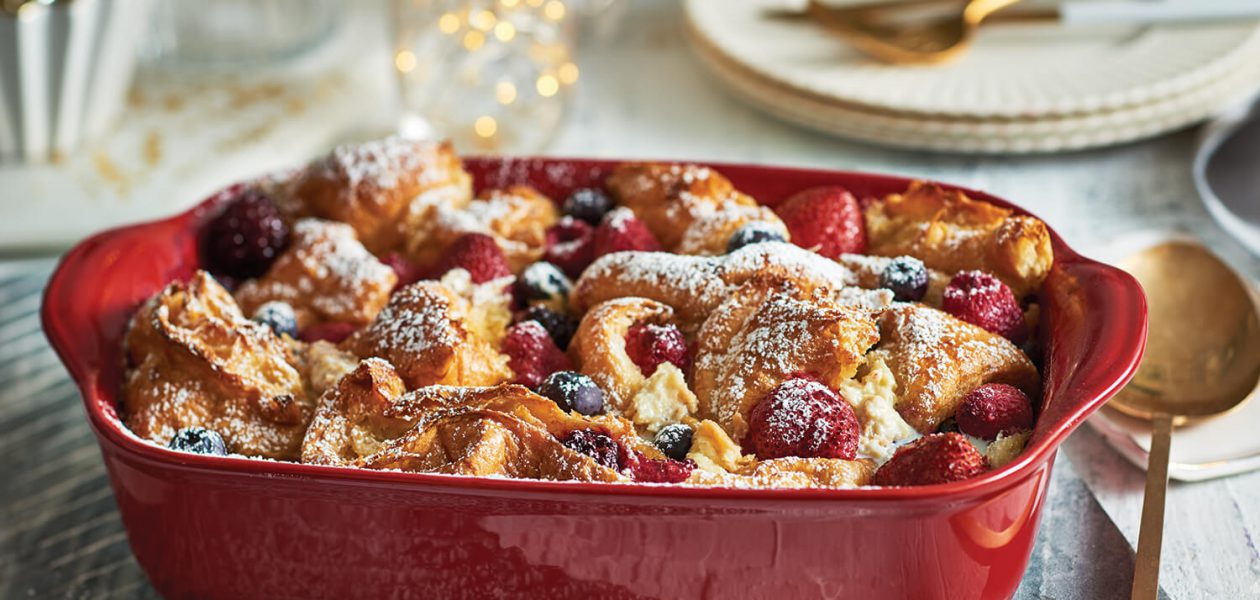 Strata de petit-déjeuner aux baies