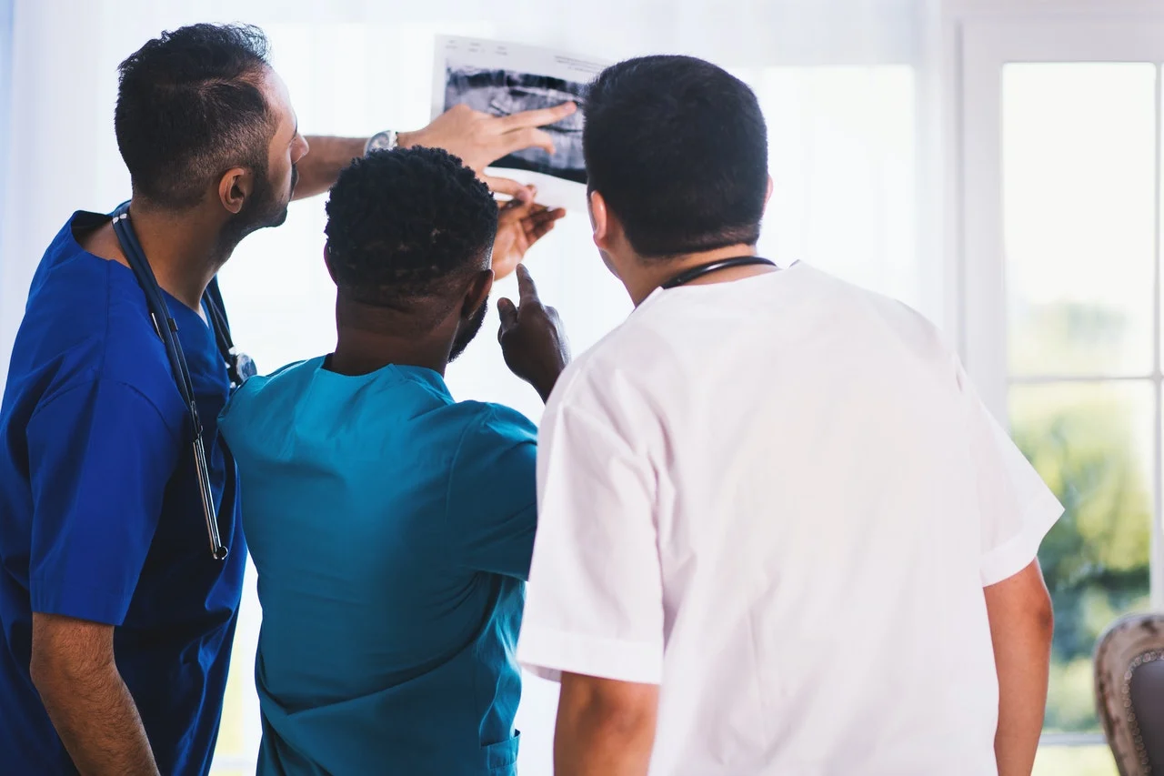 Trois médecins