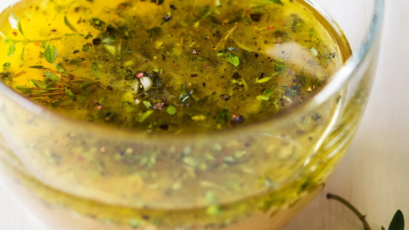 Remplacez les vinaigrettes en bouteille par des vinaigrettes maison