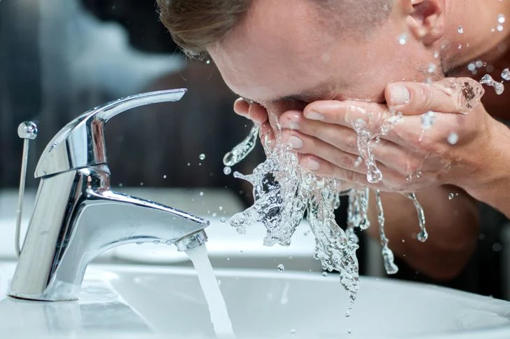 Astuce n° 2 : aspergez votre visage d'eau froide