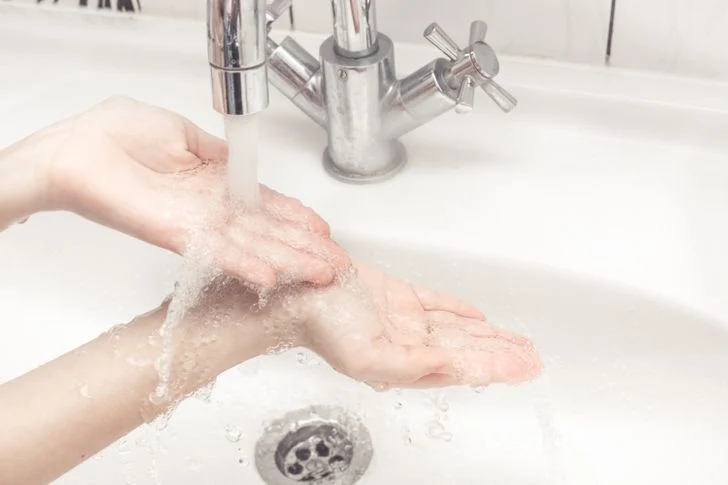 Astuce n° 3 : Faites couler de l'eau froide sur vos poignets