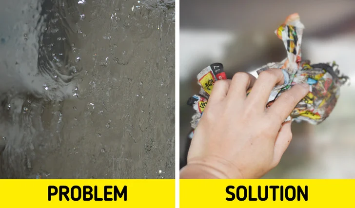 Essuyez les portes de douche en verre avec des journaux