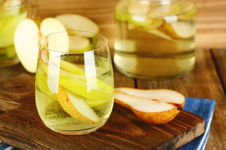 Boisson à la poire et à la sauge