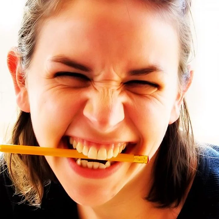 Tenez un crayon entre vos dents