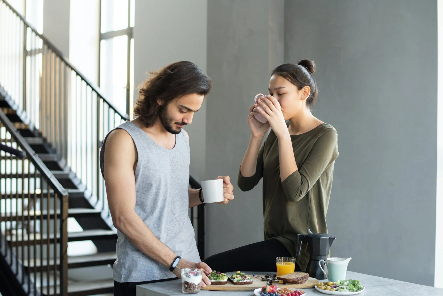 Elle doit avoir assez d'argent et lui doit avoir une maison confortable.