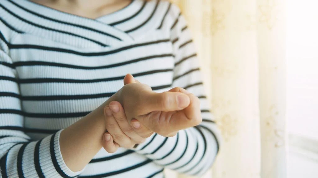 Il réduit la douleur dans le poignet et détend la paume de la main