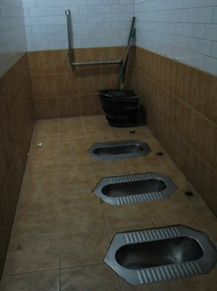 De nombreux foyers ne possèdent pas de douche ni de toilettes.
