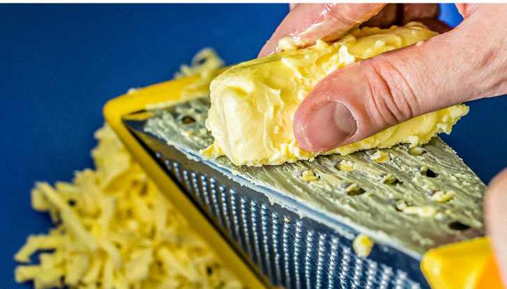  habitudes culinaires Nous ajoutons des cubes de beurre à la préparation au lieu de le râper