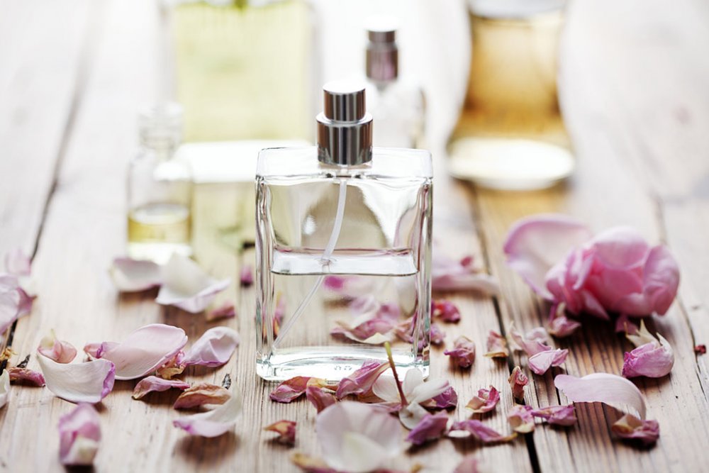 parfum Améliorez la qualité de votre sommeil avec des senteurs florales dans la chambre à coucher
