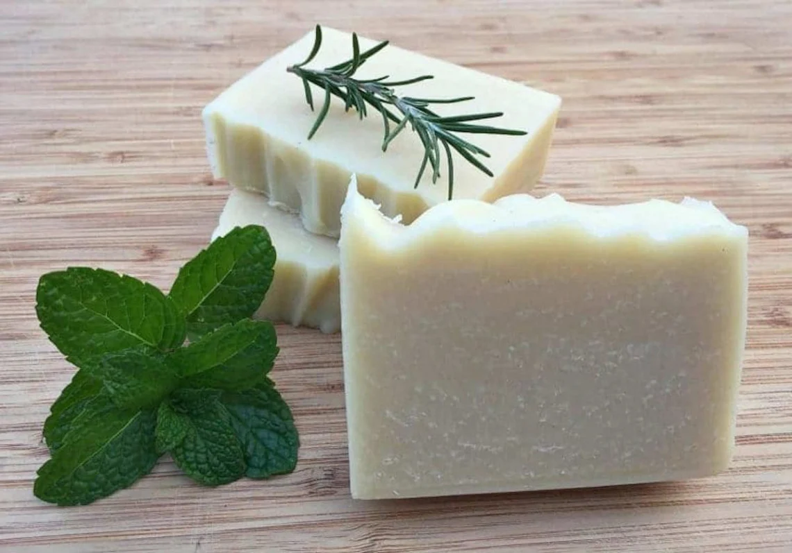 Romarin et menthe pour un effet énergisant.
