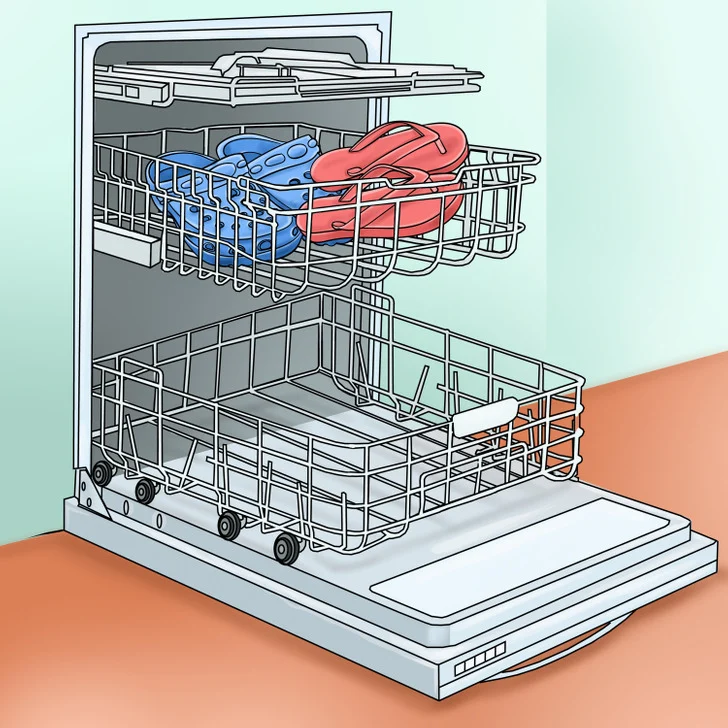 Tongs et autres chaussures en plastique dur
