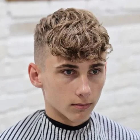 #N°7 : Look naturel et branché pour les boucles