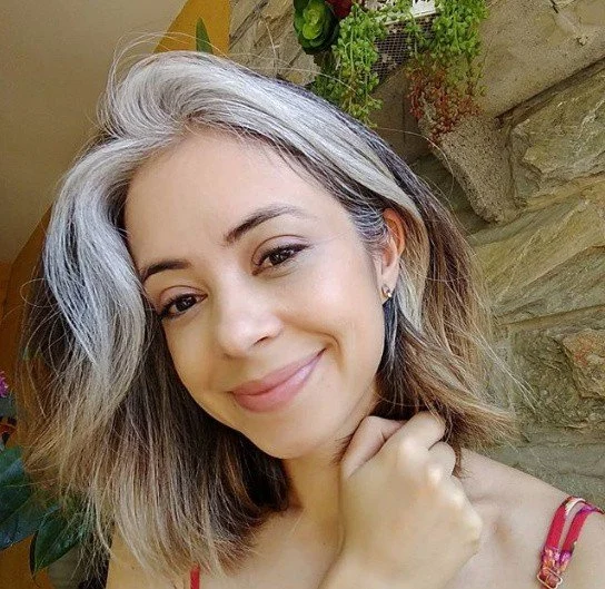 les cheveux gris vous font paraître plus vieille