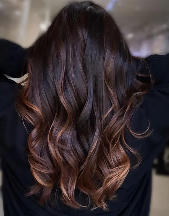 Cheveux noirs avec des reflets caramel