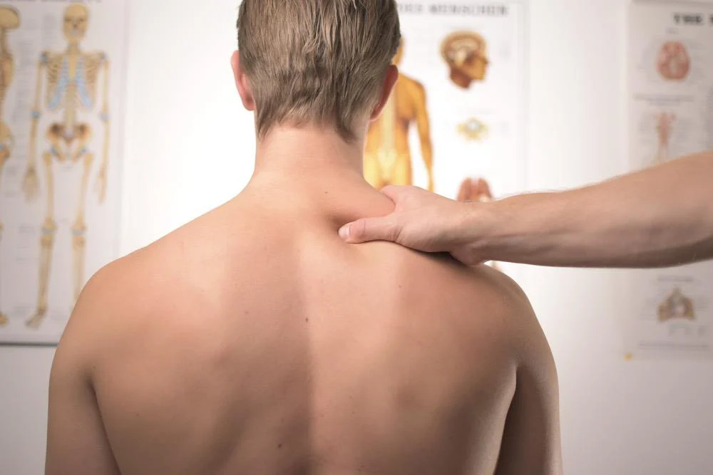 massage épaule cheveux