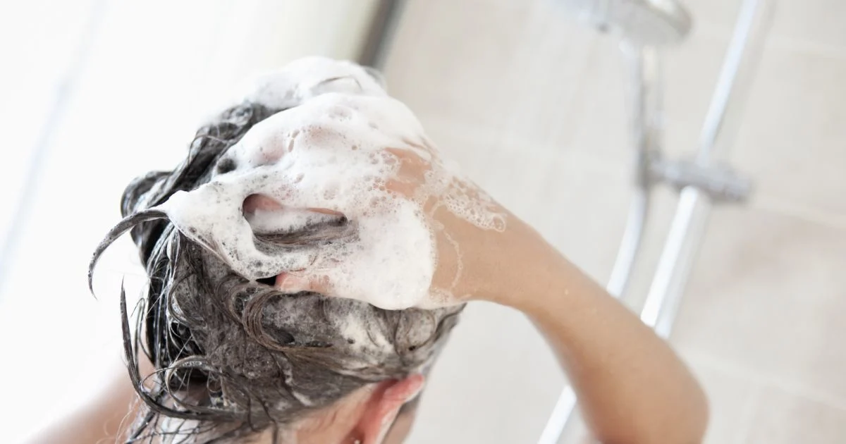 Un lavage incorrect des cheveux.