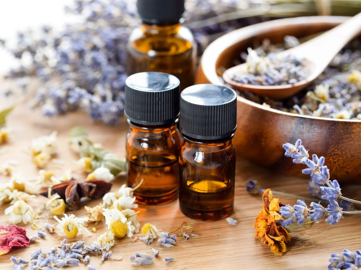 Huiles essentielles contre l'acné du cuir chevelu