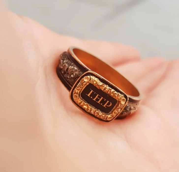C’est une bague de deuil. L’inscription dessus correspond aux initiales du défunt.
