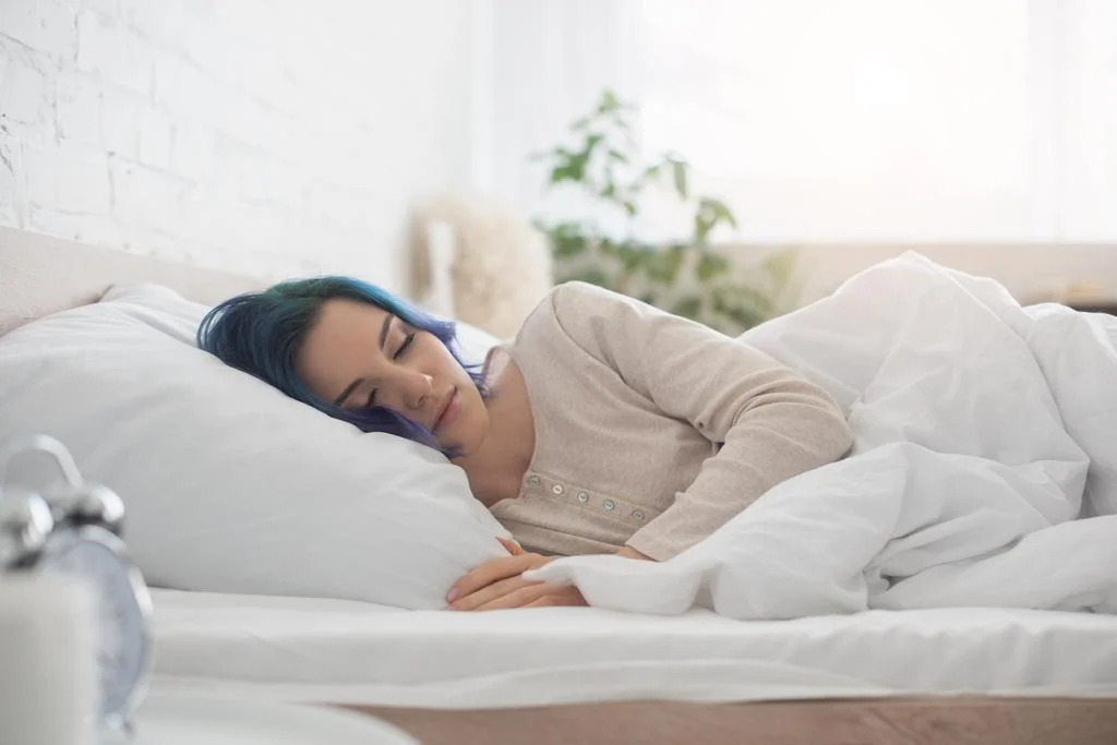 Cheveux détachés ou attachés pendant le sommeil ?