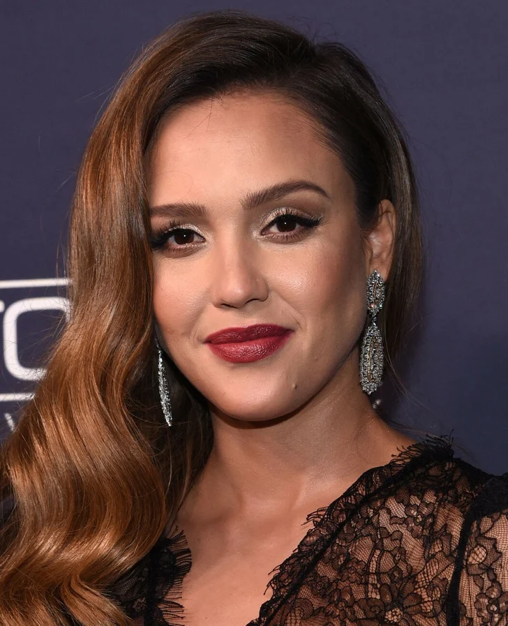 Jessica Alba - Seins tombants et hanches larges